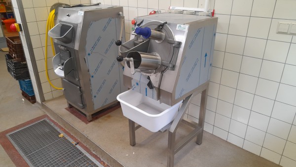 Duurland SN-1T groentesnijmachine en Duurland 10 kg aardappelschrapmachine naast elkaar.