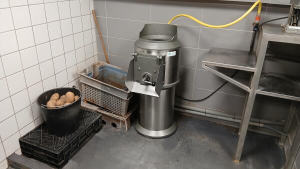 aardappelschrapmachine Duurland KS 12 opgesteld naast bak met zeef