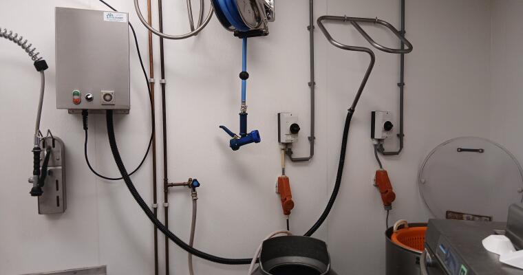 Groentewasmachine GWA2 met lange slang (1) - Tolkamp snijkeukentechniek