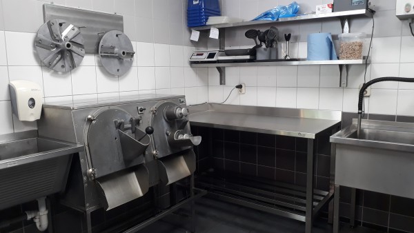 RVS werktafel op maat bij snijmachine