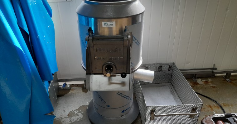 Schubben bij vis verwijderen 2 - Tolkamp snijkeukentechniek