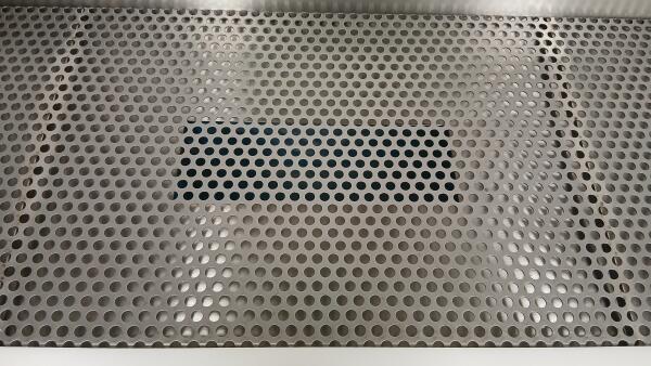 Geperforeerde plaat met hier onder werkblad met rechthoekig gat.