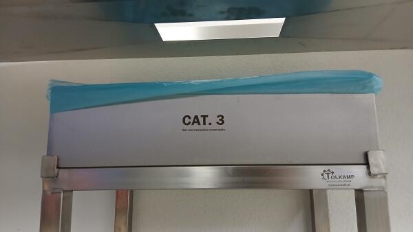 Verrijdbare bak onder gat om vocht op te vangen.