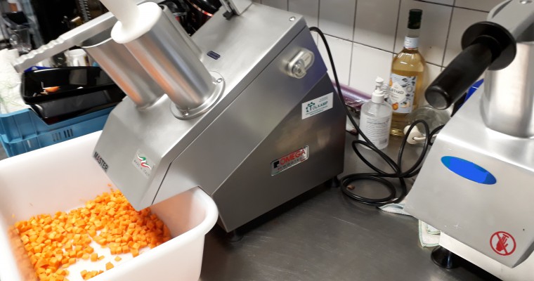 blokjes snijden met rauwkost snijmachine 2 - Tolkamp snijkeukentechniek