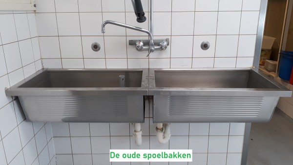 Dubbele spoelbak RVS aan de muur