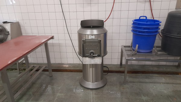 Duurland aardappelschrapmachine staat gereed om gebruikt te worden.