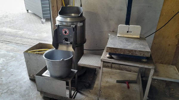 Duurland 15 kilo aardappelschrapmachine in opstelling in een schrapruimte