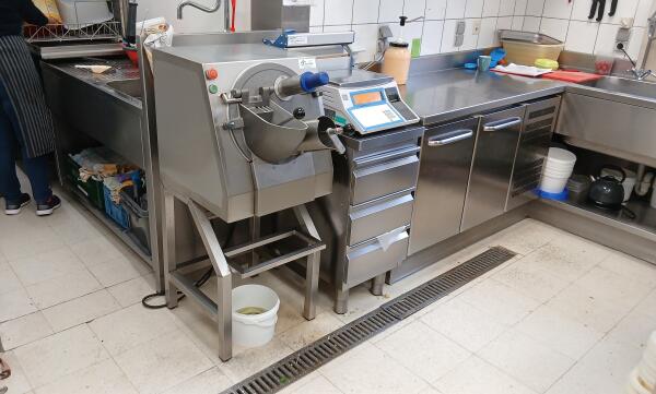 Duurland SN-1T groentesnijmachine met bestaande messen naast werktafel
