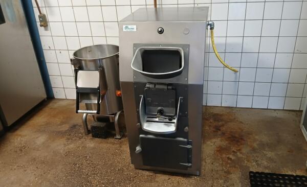 Duurland schrapmachine met op links achtergrond de vorige schrapmachine