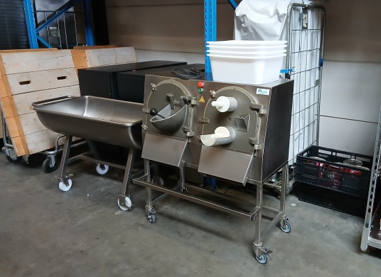 RVS mengbak voor het mengen van de salades naast de 2-kops groentesnijmachine