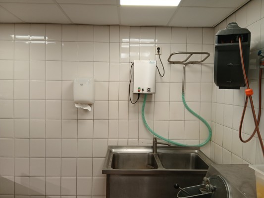 Groentewasmachine GWA2 Wassen van groenten met een groentewasser met beugel in de wasbak