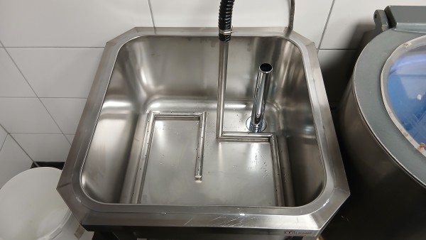 Enkele spoelbak oor het wassen van groenten