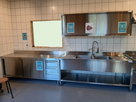 RVS werktafel, dubbele spoelbak en RVS schuifkast