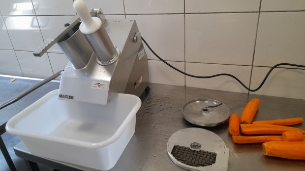 Master rauwkost snijmachine op werktafel