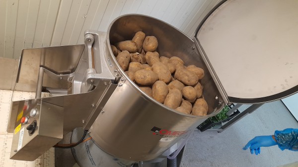 Omega aardappelschrapmachine met 50 kilo capaciteit met open deksel en aardappelen
