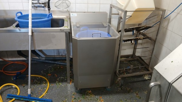 HS ES groentecentrifuge De HS-ES groente centrifuge tussen wasbak en messenrek.