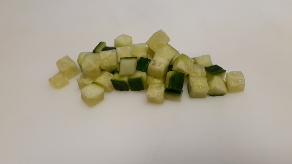 Blokjes van 10 x 10 mm gesneden met de Master groentesnijder