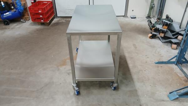 RVS serveerwagen op maat met wielen.