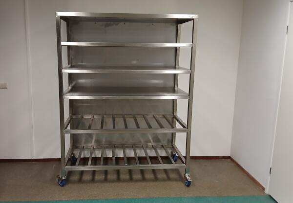 Verrijdbaar RVS rek met 3 dichte plateaus en 2 uitlekroosters onder voor pannen