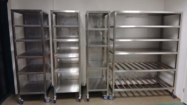 Diverse verrijdbare RVS rekken met plateaus