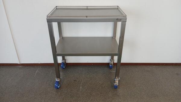 Kleine verrijdbare RVS werktafel met rand van rondstafmateriaal op werkblad. Tevens voorzien van een onderblad.