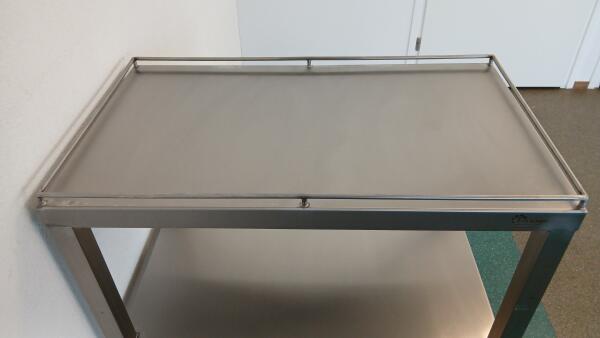 ronde buis aan de randen van het bovenblad, zodat er niks van het blad af valt.