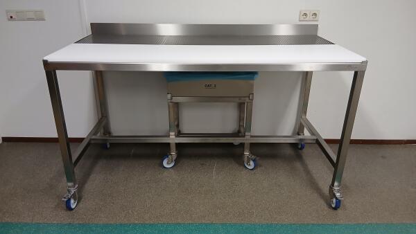 Werktafel voor vleesverwerking met verrijdbare afvalbak