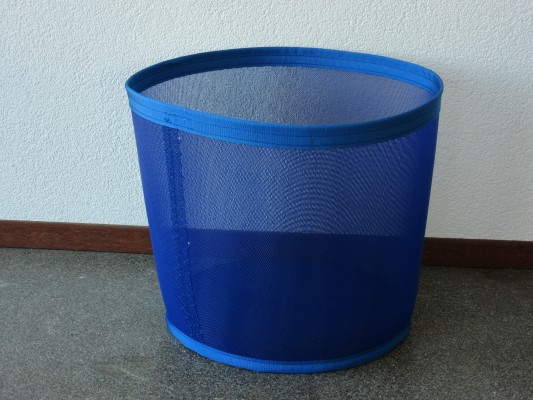 Fijnmazig blauw net met handgrepen voor in een blauwe mand voor de centrifuge